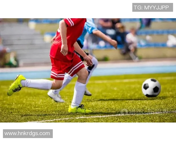 足球明星儿童化：让小朋友们在球场上追逐梦想与快乐的童年时光