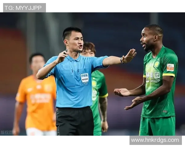 小孩儿勇敢挑衅足球明星引发全场欢笑与惊叹的趣味瞬间